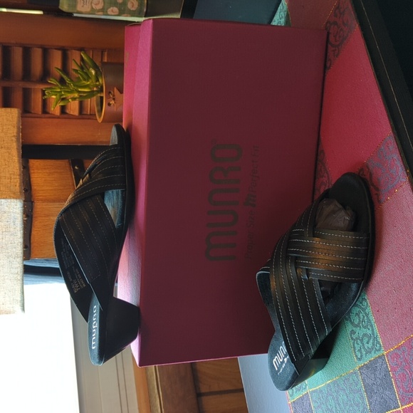 Munro Kelsey sandals slide on black leather Women's 7 WW NEW - Picture 1 of 10